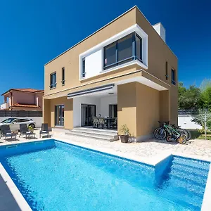 Villa Sunce, Pula